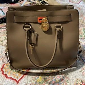 Women’s micheal Kors handbag